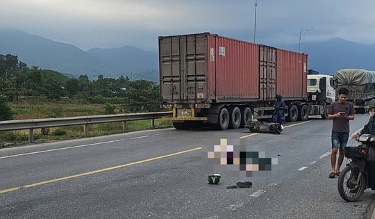 Hai người tử vong thương tâm sau va chạm với xe tải trên Quốc lộ 1