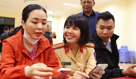 Công an Hà Nội 'đi từng ngõ, gõ từng nhà' làm sạch dữ liệu xe và bằng lái