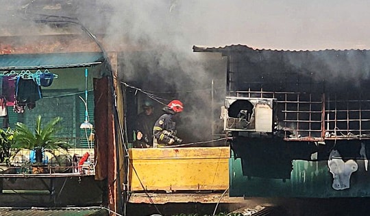 Cháy tại khu tập thể Trung Tự, lửa bùng lên tại tầng cao có dấu hiệu cơi nới