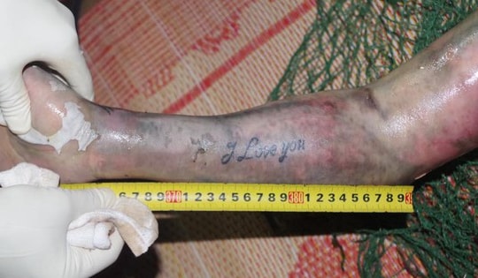 Truy tìm tung tích nạn nhân nổi trên sông, trên tay xăm chữ 'I love you'