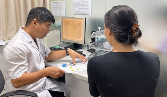 100 bệnh nhân đến khám vì rụng tóc mỗi ngày, nhiều người trẻ