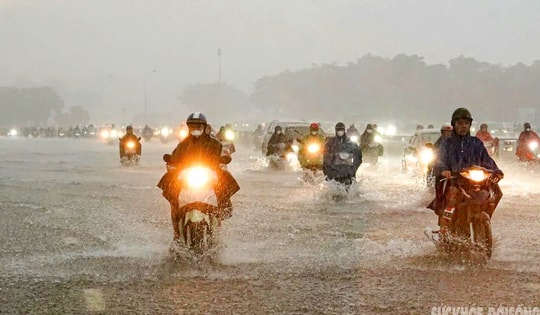 Vừa qua đợt lũ lịch sử, miền Trung lại sắp hứng mưa rất lớn