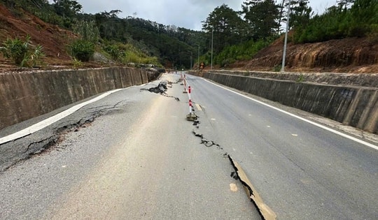 Mặt đường Quốc lộ 24 bất ngờ 'đội sàn' hơn 1m, nứt dài 100m