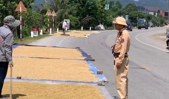 Phơi rơm, lúa trên đường: Có thể đối mặt án tù 10 năm