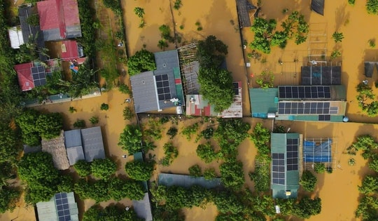 Mưa lớn, lũ các sông miền Trung lên nhanh gây nguy cơ ngập nhiều nơi