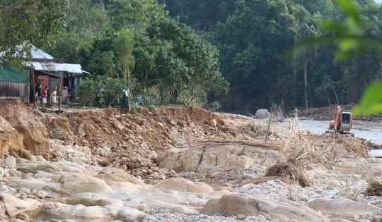 Dòng suối dưới chân Bạch Mã xác xơ sau lũ