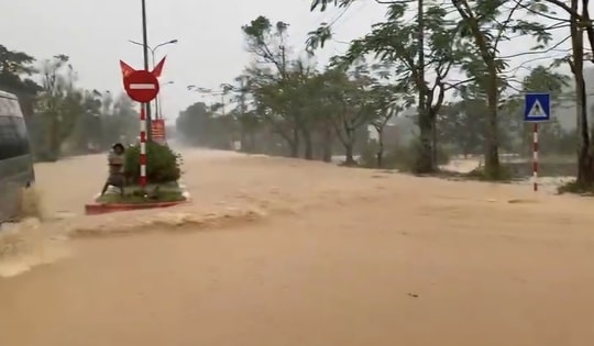 Clip mưa lớn, nước chảy 'như suối' trên đường Hồ Chí Minh, đoạn qua xã miền núi Huế