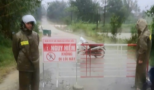 Mưa lớn ở miền núi Huế gây sạt lở đường, xe máy bị cuốn trôi khi qua tràn