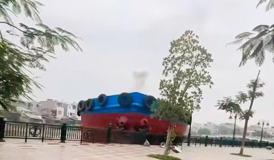 Hải Phòng: Sà lan đâm gẫy nhiều cột đèn đường trên sông Tam Bạc