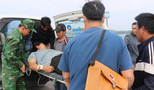 Vượt sóng lớn giữa biển chuyển bệnh nhân đột quỵ vào đất liền cấp cứu