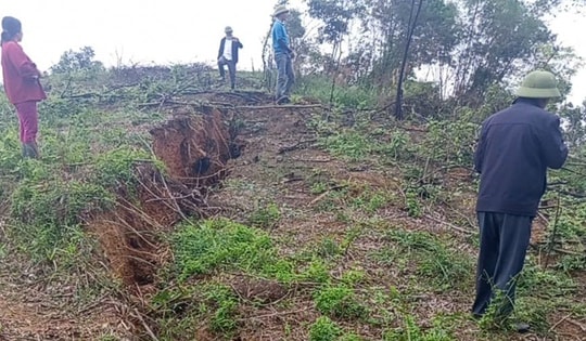 Xuất hiện vết nứt dài khoảng 150m trên núi khu vực ở Hà Tĩnh