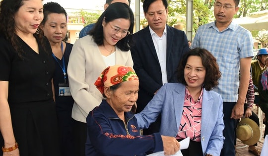 Thứ trưởng Bộ Y tế tham dự chương trình khám bệnh và tặng quà tại Nghệ An