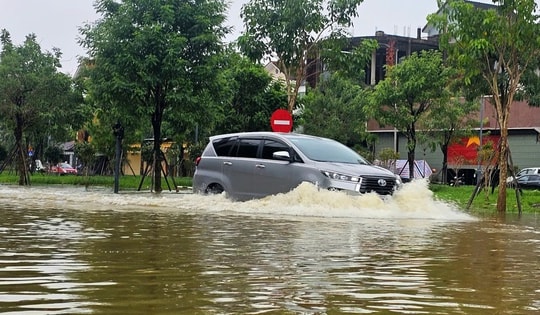 Huế lại ngập, người dân hối hả đưa ô tô, xe máy lên cao phòng lũ lần 4
