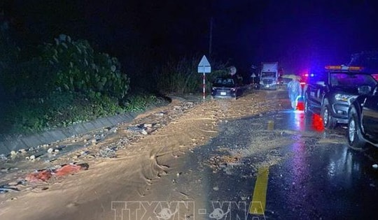 Khánh Hòa: Sạt lở đèo Khánh Lê và đèo Khánh Sơn khiến nhiều người bị vùi lấp