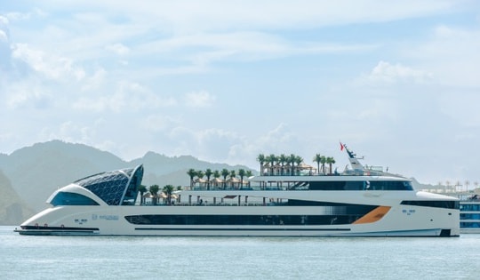 Legacy Voyages vừa vận hành siêu du thuyền Dolphin Halong
