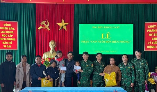 Đồn Biên phòng nhận đỡ đầu 2 bé có cha mẹ mất tích trong sạt lở đất