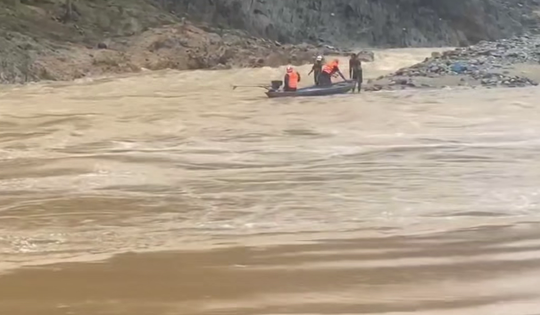 Giải cứu 2 người đi làm rẫy bị mắc kẹt giữa dòng lũ dữ