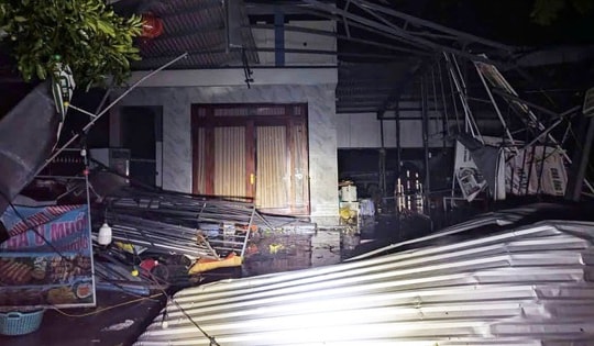 Lốc xoáy tàn phá trong đêm, nhà cửa tốc mái, cây cối đổ la liệt