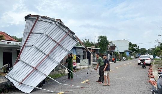 Nhận ra lốc xoáy thì mái tôn đã bay loảng xoảng