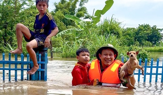 Công an, dân quân tự vệ dầm mình cõng dân thoát lũ