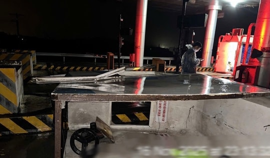 Lốc xoáy đánh sập cabin trạm thu phí Tam Kỳ, các tài xế lưu ý lộ trình di chuyển