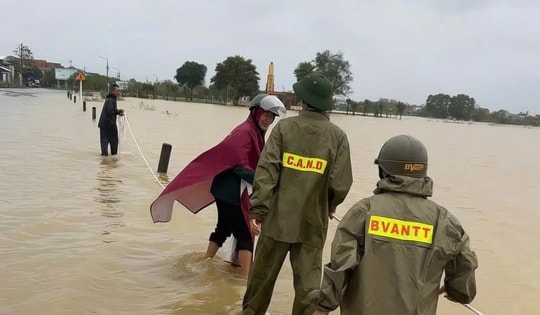 Lũ cuốn lật ghe, 1 người mất tích