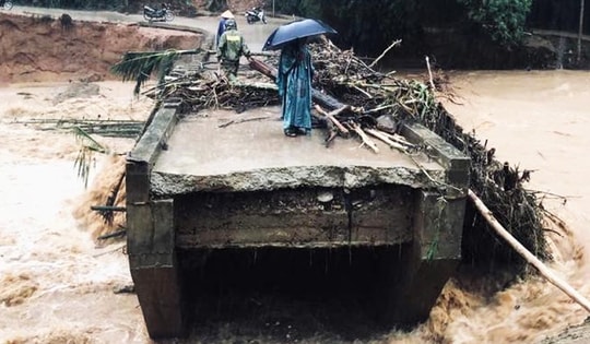 Lũ dữ cuốn sập cầu ở Quảng Ngãi, hơn 1.200 người bị cô lập