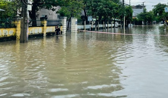Nhiều nơi ở Khánh Hòa ngập sâu do mưa lớn