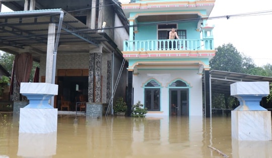 Lũ dâng hơn 2m nhấn chìm ngôi làng miền núi ở Huế