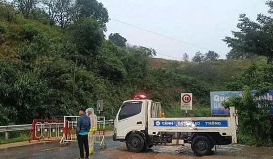 Khánh Hoà: Sạt lở trên đèo Ngoạn Mục khiến giao thông tê liệt