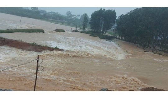 Lũ trên nhiều sông ở Huế và Quảng Ngãi lên rất nhanh, cảnh báo người dân đảm bảo an toàn