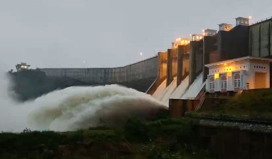 Hồ Sông Cái lớn nhất tỉnh Khánh Hoà vượt mực nước thiết kế, mở 5 cửa van xả lũ