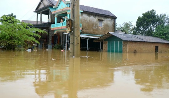 Hơn 7.600 ngôi nhà ngập trong đợt lũ thứ 4 ở Huế, tìm thấy nạn nhân mất tích do lật ghe
