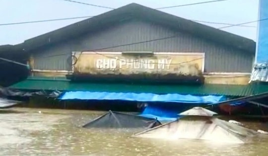 Đợt mưa lũ ở miền Trung có diện rất rộng và xảy ra trong bối cảnh cực kỳ nguy hiểm