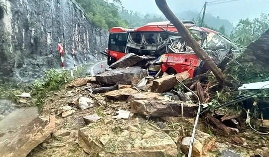 Thủ tướng chỉ đạo tập trung cứu hộ, bảo đảm an toàn tính mạng người dân trước mưa lũ dồn dập ở Trung Bộ