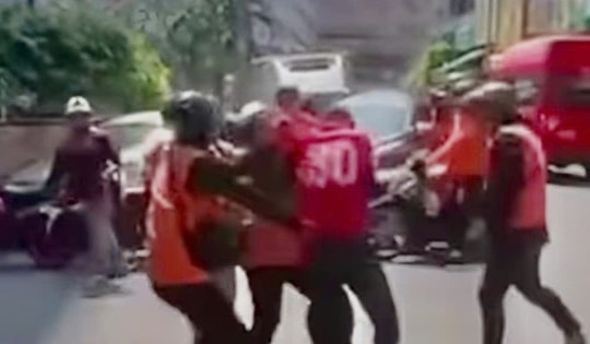 Phẫn nộ nhóm shipper vây đánh đồng nghiệp dã man ngay giữa đường, hé lộ lý do bất ngờ