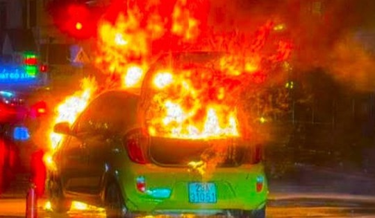 Ô tô bốc cháy dữ dội giữa trời mưa ở Hà Nội