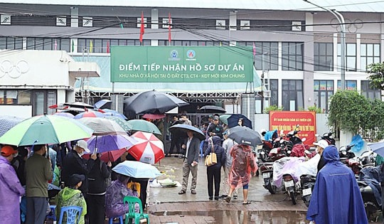 Người dân đội mưa xếp hàng để có một suất nhà ở xã hội Kim Chung