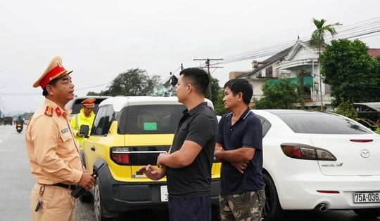 CSGT lý giải việc cương quyết xử lý hành vi đỗ xe trên cầu trong mưa lũ