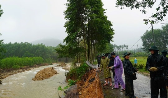 Dầm mưa khắc phục sạt lở uy hiếp giao thông sau lũ ở Huế
