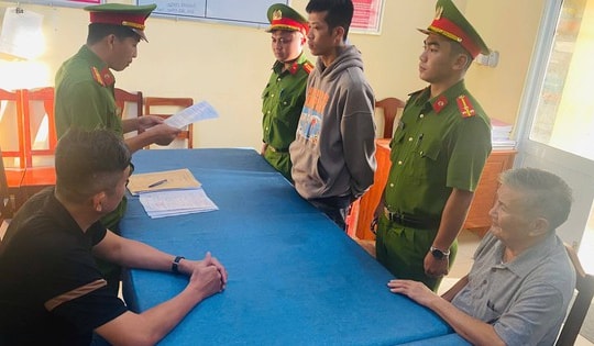 Say rượu, 'tiểu bậy' trước cửa nhà dân, nam thanh niên bị đâm trọng thương