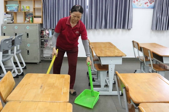 Những 'người thầy' không bục giảng, lặng lẽ giữ gìn vẻ đẹp trường học