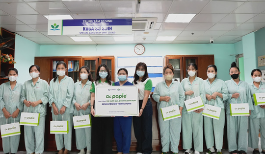 Những món quà nhỏ giữa nơi sự sống mong manh: Dr.Papie đồng hành cùng trẻ sinh non tại Bệnh viện Nhi Trung ương