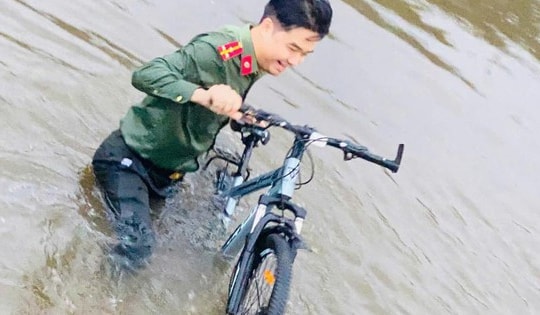 Cán bộ công an cứu học sinh lớp 5 bị gió quật ngã xuống kênh