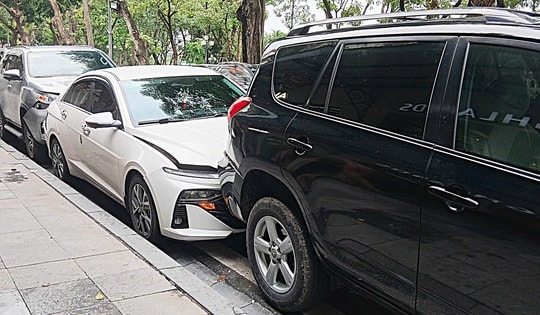 Bốn ô tô 'dồn toa' trên phố Lê Thái Tổ, một phụ nữ đi xe máy vạ lây