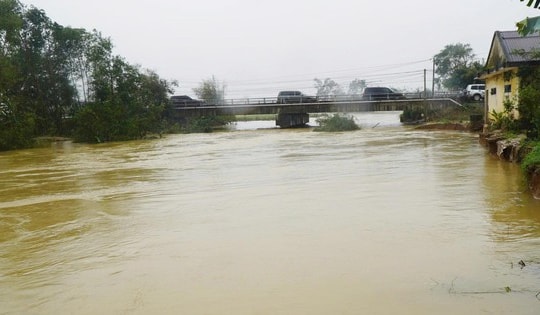 Mưa lớn tiếp tục dồn dập, nhiều khu vực miền Trung bị nhấn chìm trong biển nước