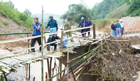 Cận cảnh cầu tạm nối đôi bờ chia cắt, hơn 1.200 người thoát cảnh cô lập