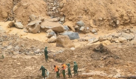 Núi phát ra tiếng nổ lớn, lực lượng tìm kiếm 3 người mất tích phải tạm dừng