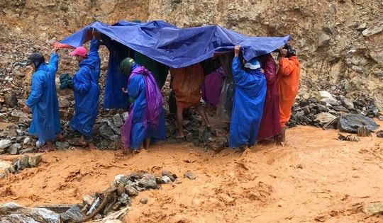 Video: Vượt sạt lở, khiêng võng đưa 3 bệnh nhân đến bệnh viện cấp cứu