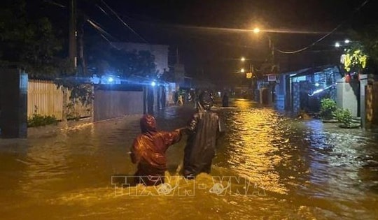 Đắk Lắk: Di dời hàng trăm hộ dân trong đêm khỏi vùng ngập lụt